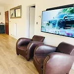 Spacious Two Bedrooms W Parking&Balcony